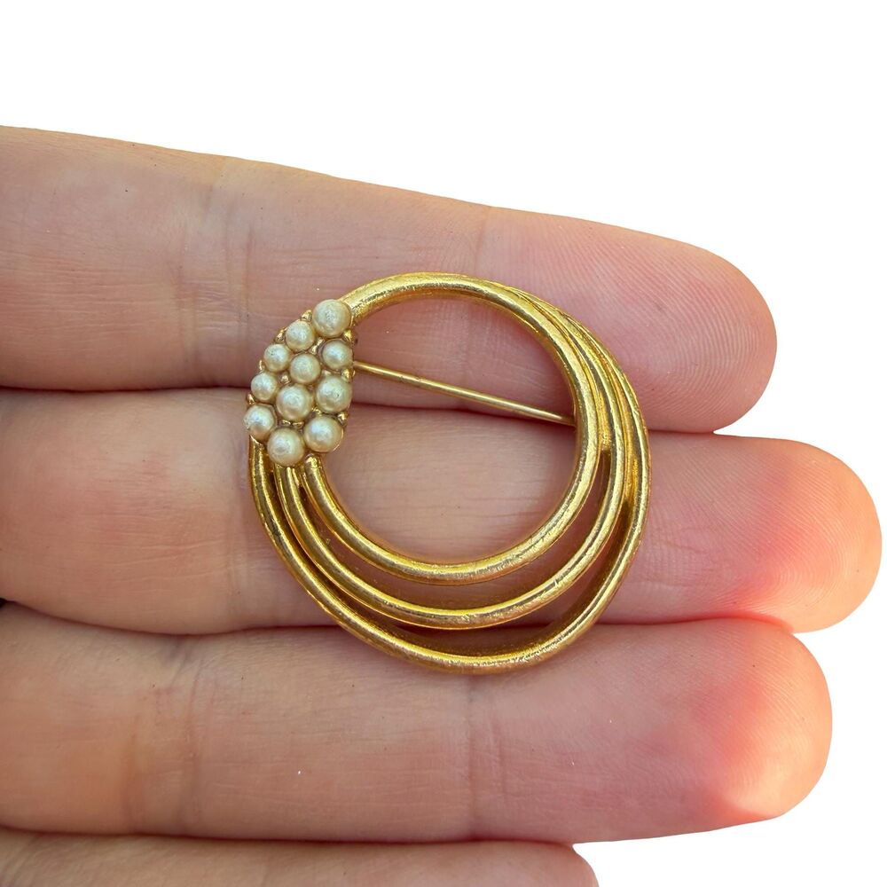 Vintage Trifari round brooch with pearl cluster Gold Tone Pearl Pin